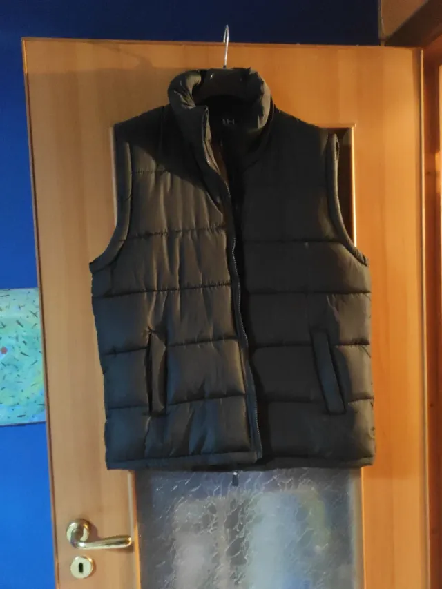 Piumino smanicato nero va bene anche per una L