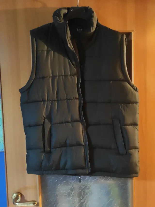 Piumino smanicato nero va bene anche per una L