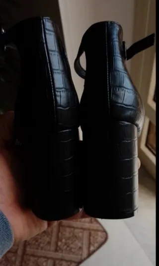 Décolleté nero con tacco