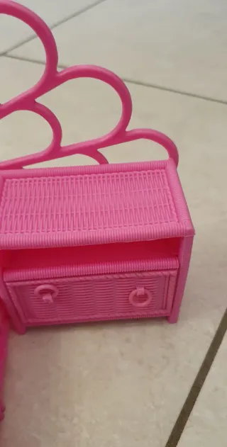 Letto Barbie rosa con comodini e testiera