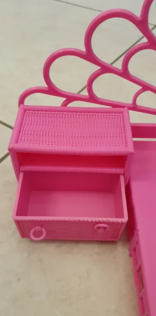 Letto Barbie rosa con comodini e testiera