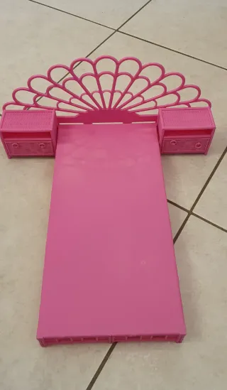 Letto Barbie rosa con comodini e testiera