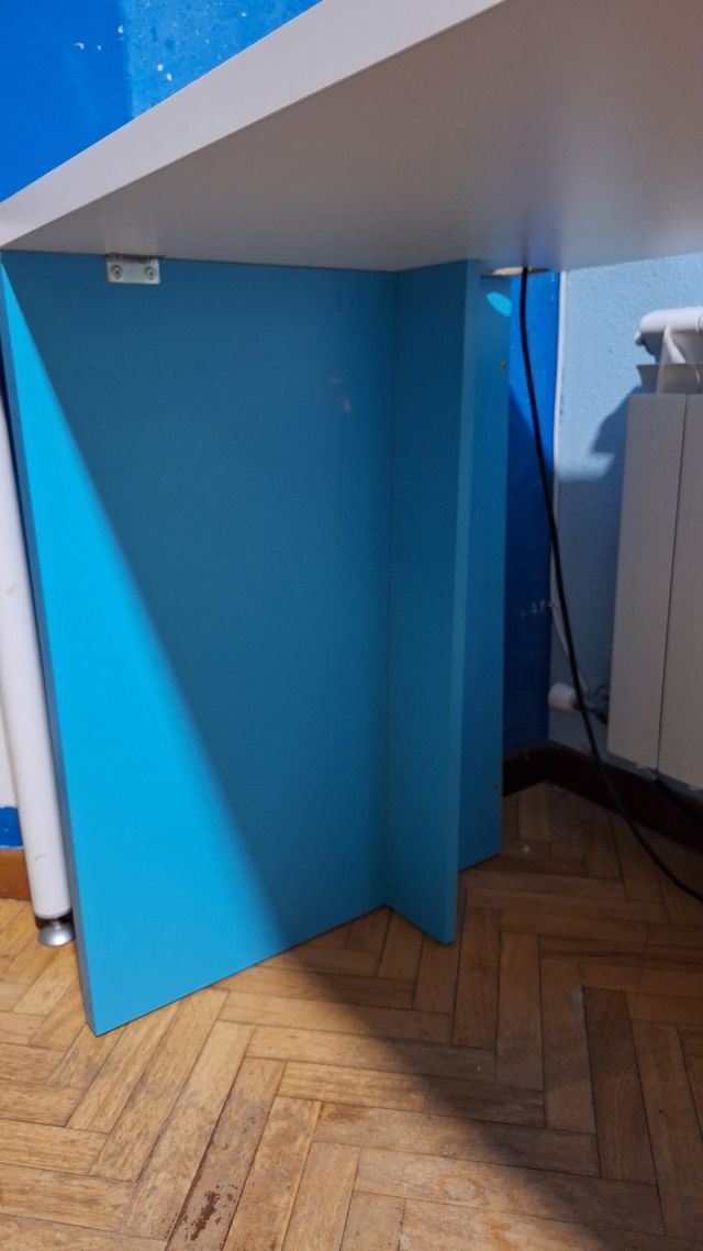 Escritorio blanco y azul verdoso