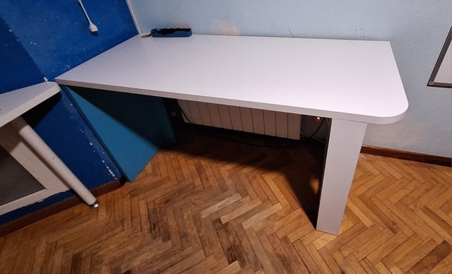 Escritorio blanco y azul verdoso