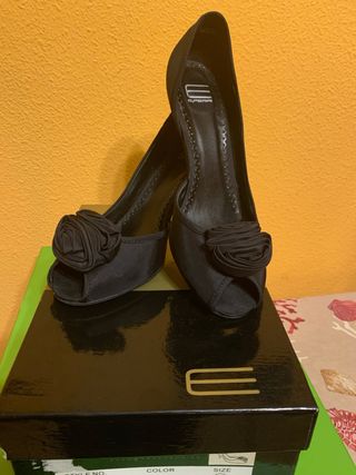 Zapatos de fiesta Eban negros con flor