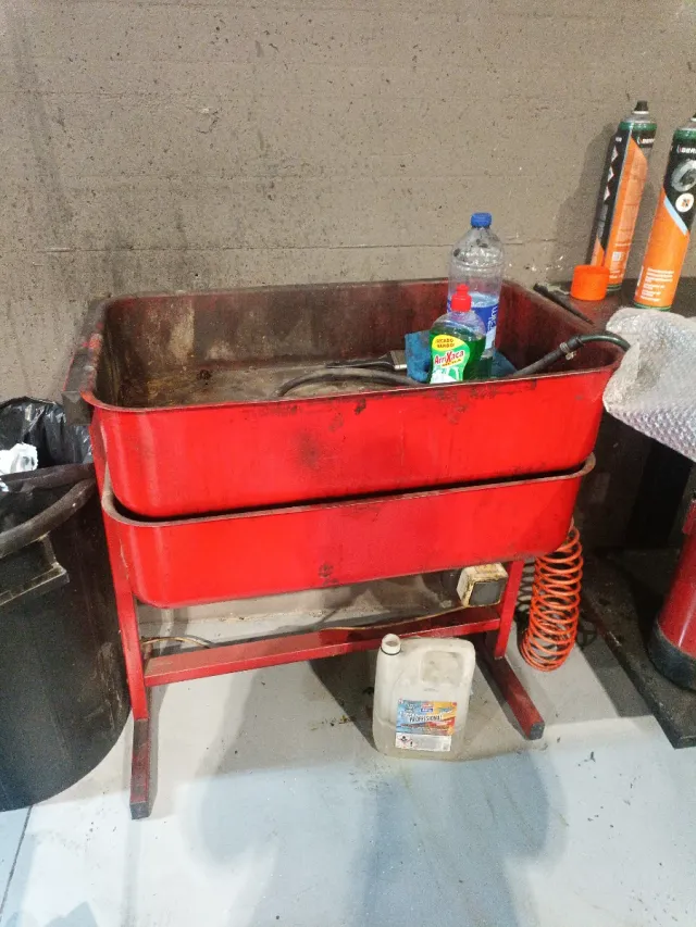 Máquina limpiadora de piezas roja