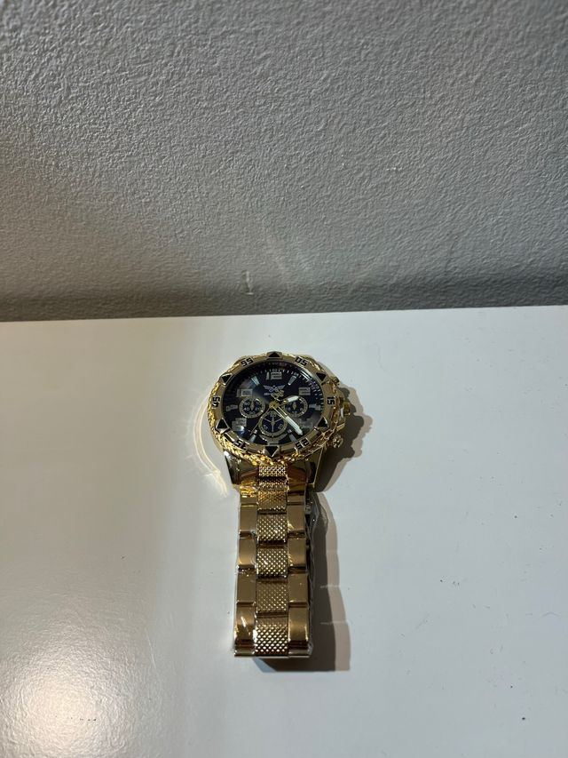 Reloj de cuarzo dorado y negro