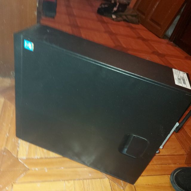 Torre de ordenador
Regalo pantalla, teclado raton