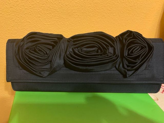 Bolso de fiesta negro con flores