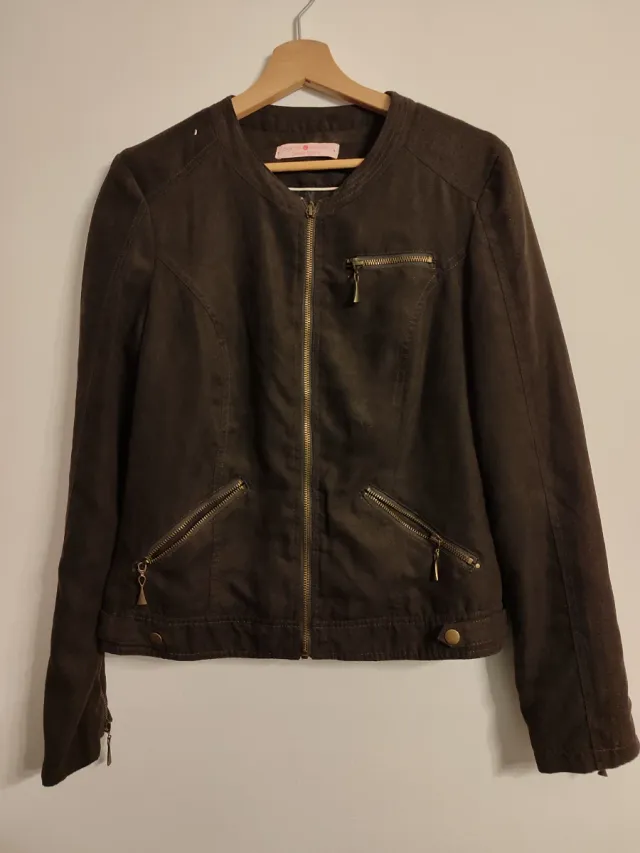 Chaqueta marrón con cremallera
