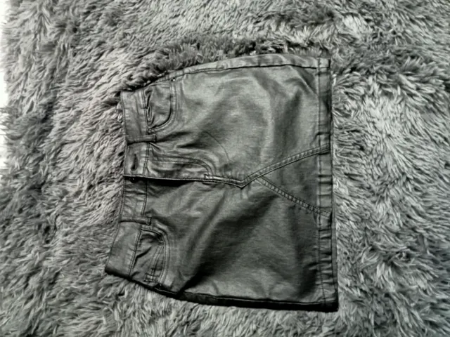 Falda corta efecto piel