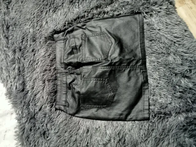 Falda corta efecto piel