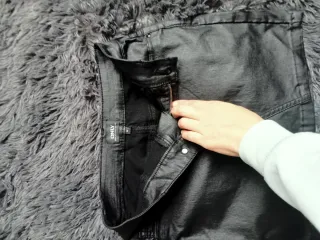 Falda corta efecto piel