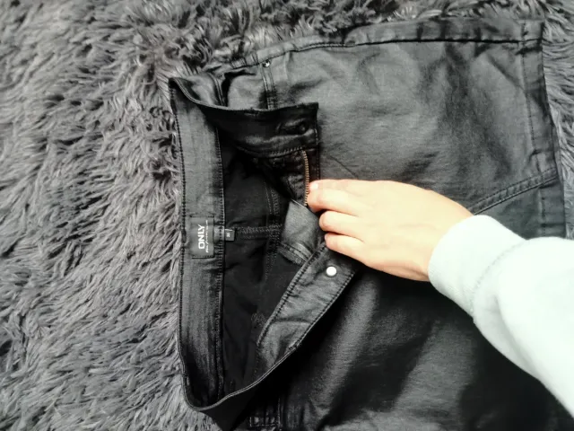 Falda corta efecto piel