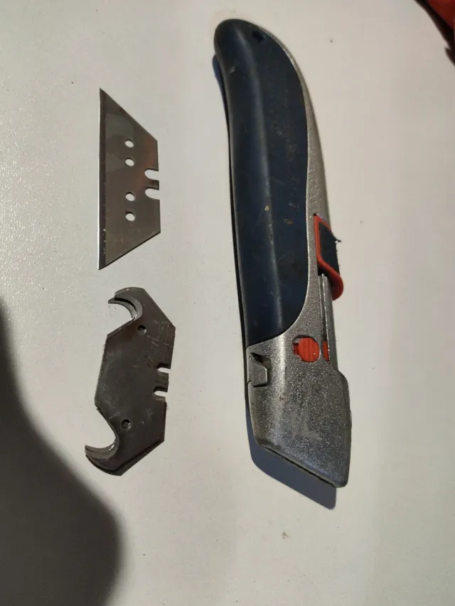 Cúter de seguridad con cuchillas