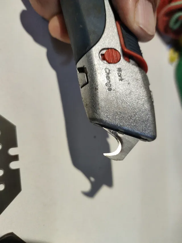 Cúter de seguridad con cuchillas