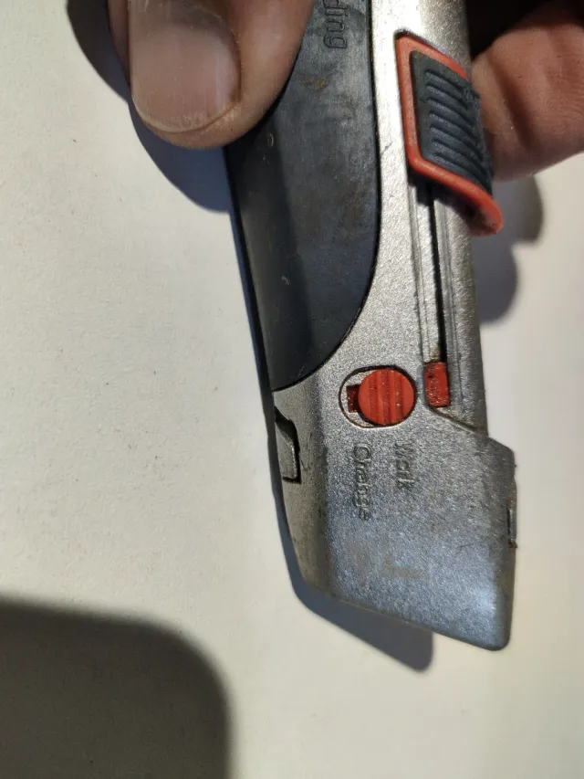 Cúter de seguridad con cuchillas