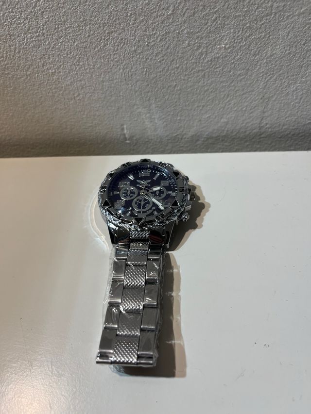 Reloj de cuarzo plateado y negro