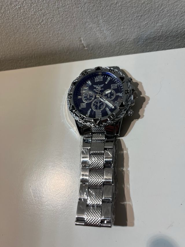 Reloj de cuarzo plateado y negro