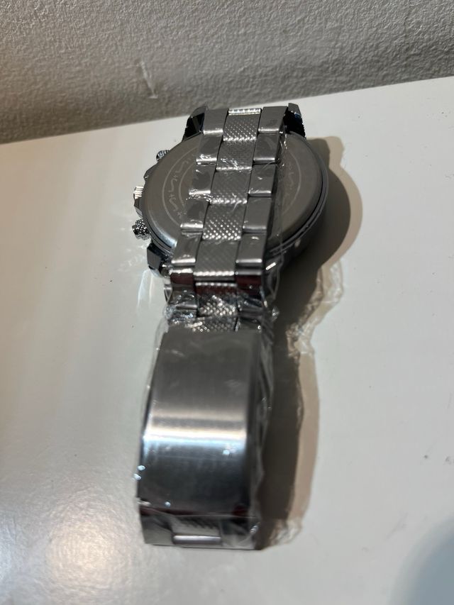 Reloj de cuarzo plateado y negro