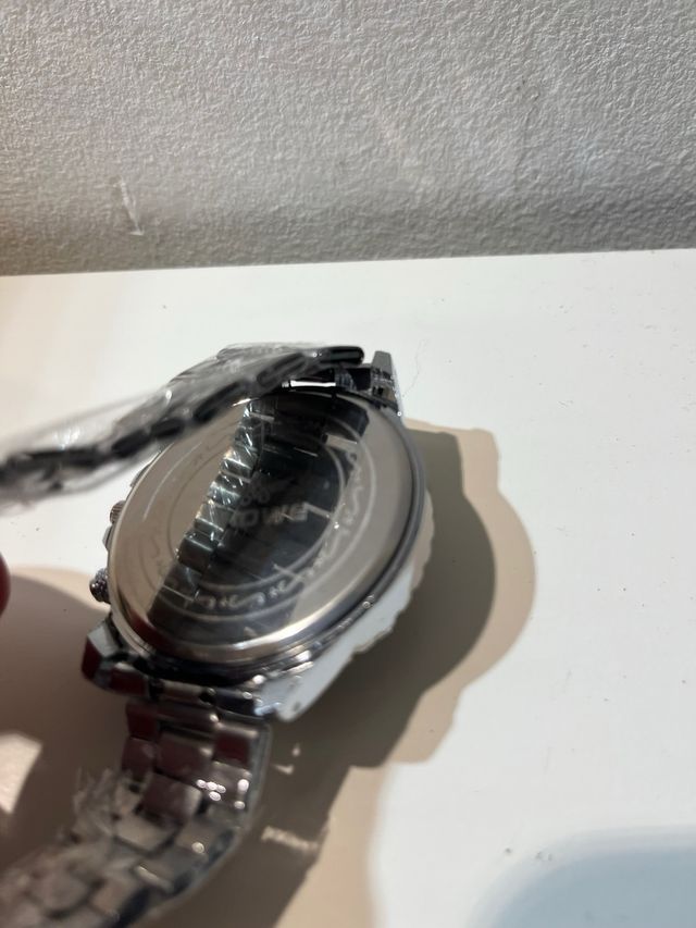 Reloj de cuarzo plateado y negro