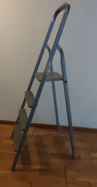 Escalera metálica plegable