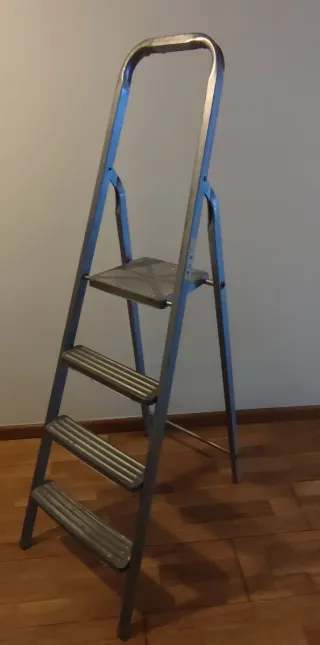 Escalera metálica plegable