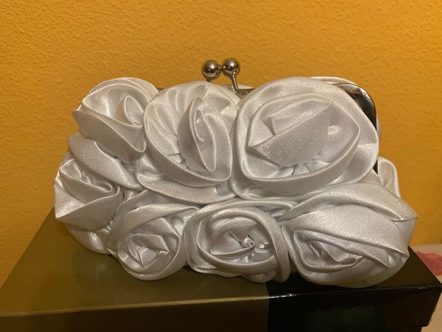 Bolso de mano blanco con flores