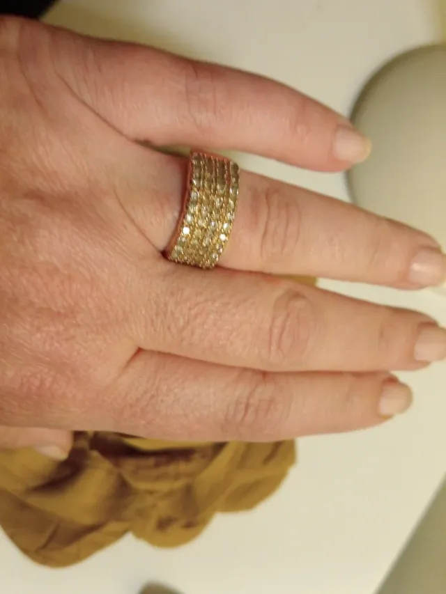 Anillo dorado con circonitas