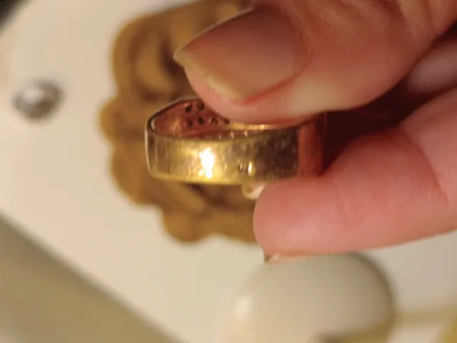 Anillo dorado con circonitas