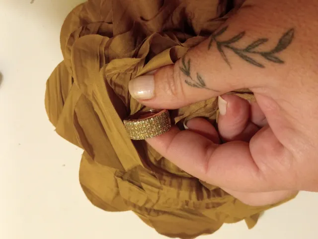 Anillo dorado con circonitas