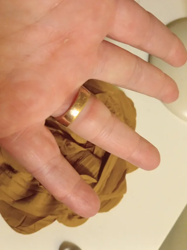 Anillo dorado con circonitas