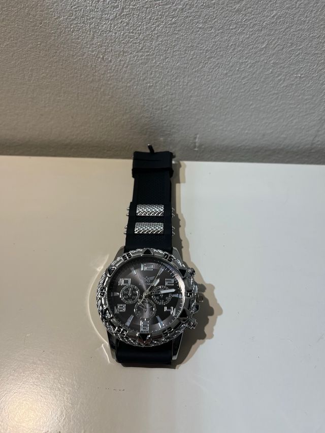 Reloj de cuarzo negro y plateado