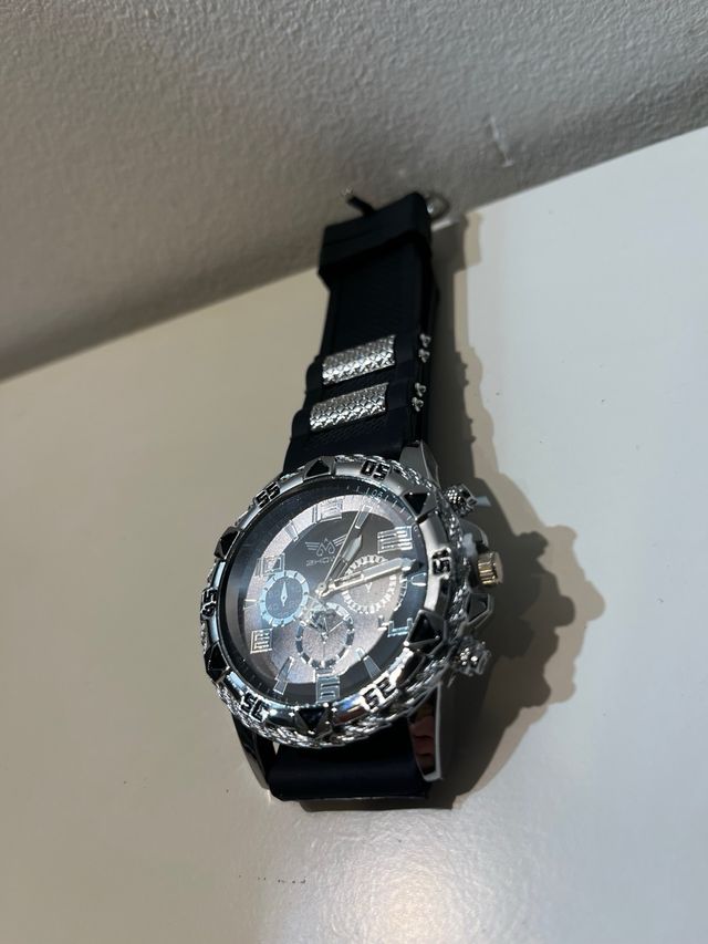 Reloj de cuarzo negro y plateado