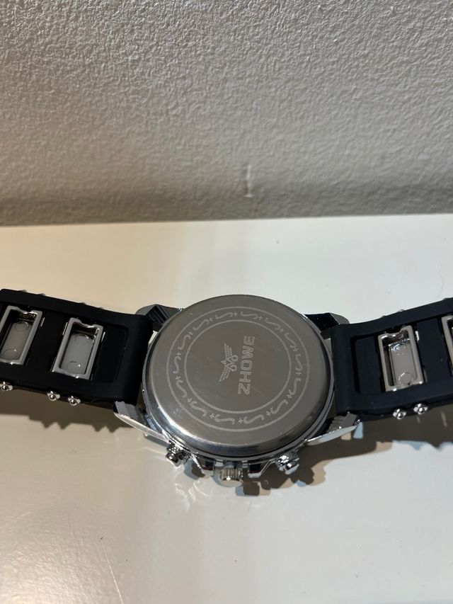 Reloj de cuarzo negro y plateado