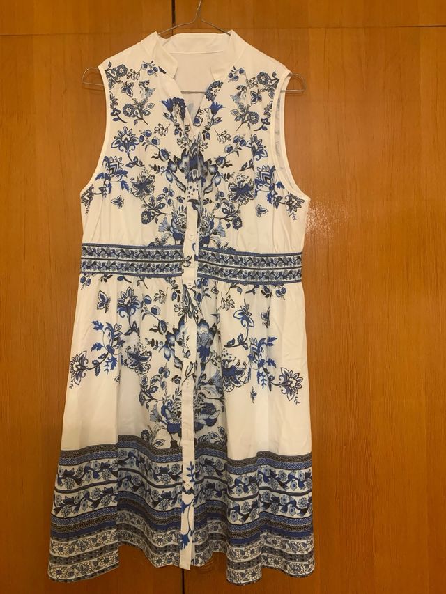 Vestido blanco y azul floral sin mangas