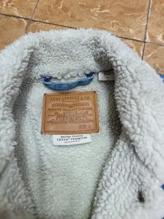 Cazadora Levi's borrego 00s