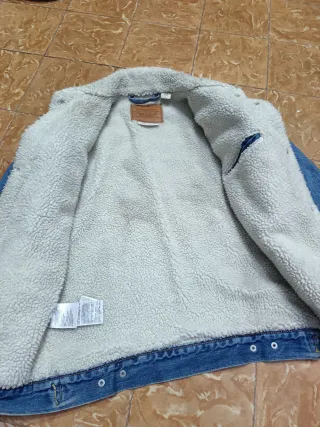 Cazadora Levi's borrego 00s