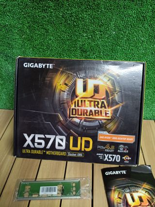 Placa base GIGABYTE X570 UD (AMD Ryzen 5000/X570/ATX/PCIe4.0/DDR4/USB3.2 Gen 1/Realtek ALC887/M.2/Realtek GbE LAN/Placa Base para Juegos)