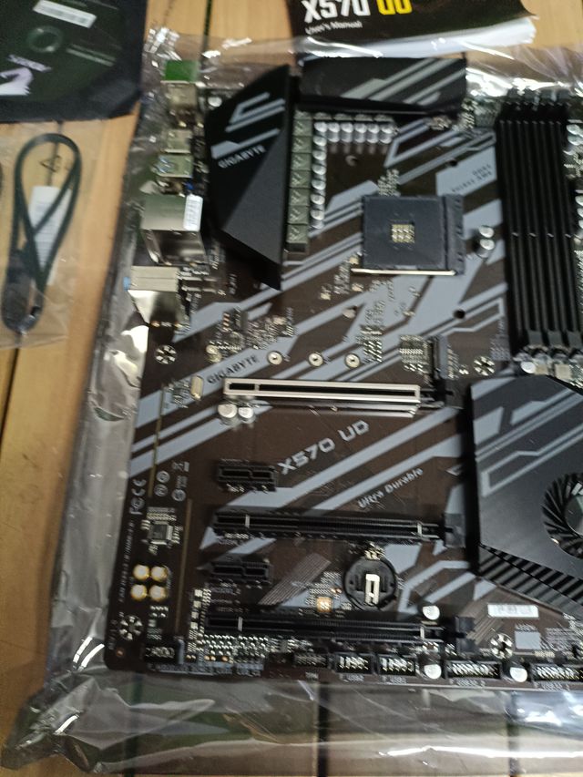 Placa base GIGABYTE X570 UD (AMD Ryzen 5000/X570/ATX/PCIe4.0/DDR4/USB3.2 Gen 1/Realtek ALC887/M.2/Realtek GbE LAN/Placa Base para Juegos)