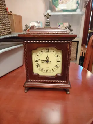 Reloj de mesa antiguo de madera