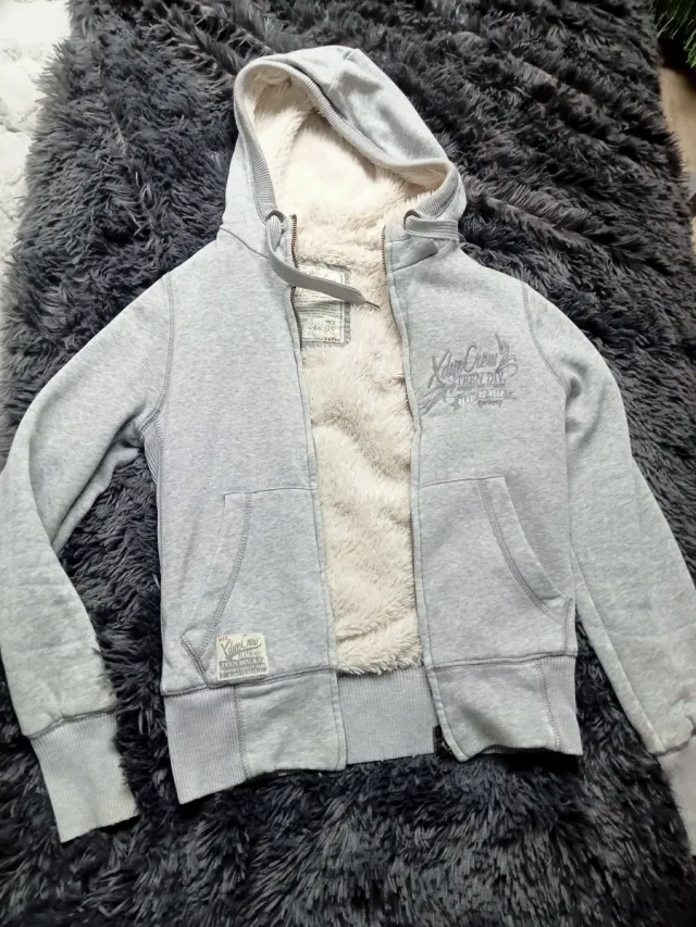 Sudadera gris con forro polar muy abrigador