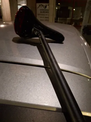 Sillín de bicicleta casi nuevo