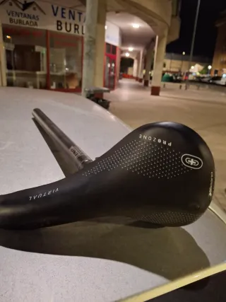 Sillín de bicicleta casi nuevo