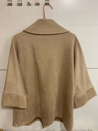 Abrigo corto beige con cuello