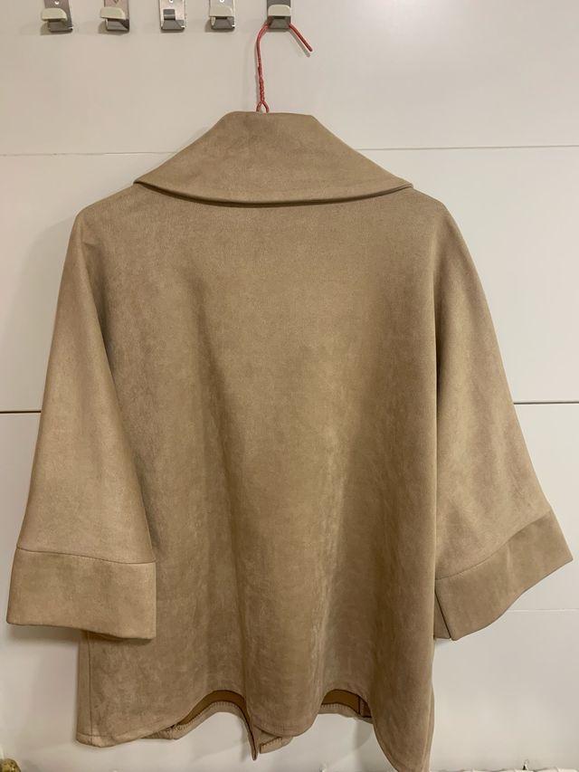 Abrigo corto beige con cuello