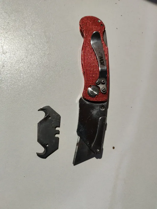 Cúter de seguridad ADW con hoja