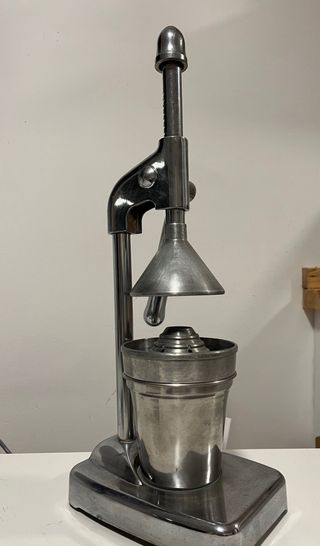 Antico spremiagrumi in metallo