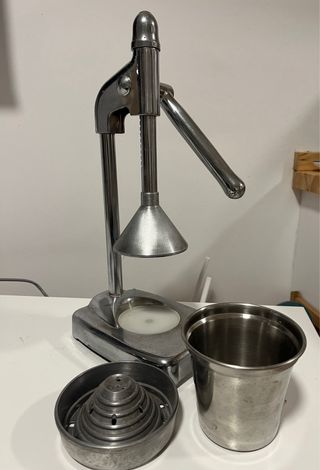 Antico spremiagrumi in metallo