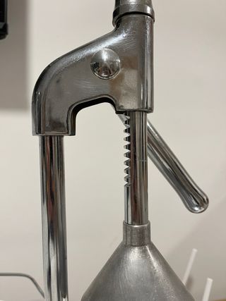 Antico spremiagrumi in metallo